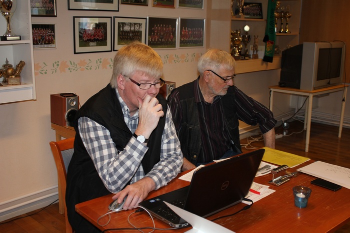 Som mtesordfrande och sekreterare valde stmman "sittande" Rolf Sten och Thomas Gustafsson.