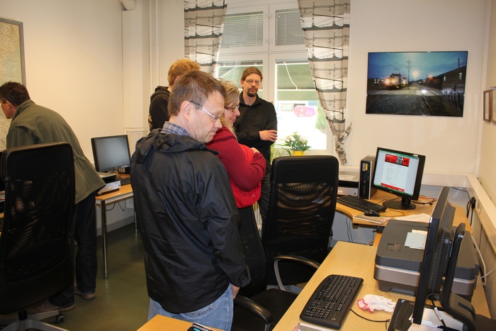Bilden ovan visar en av de arbetsplatser dr bilder digitaliseras och tolkas.
