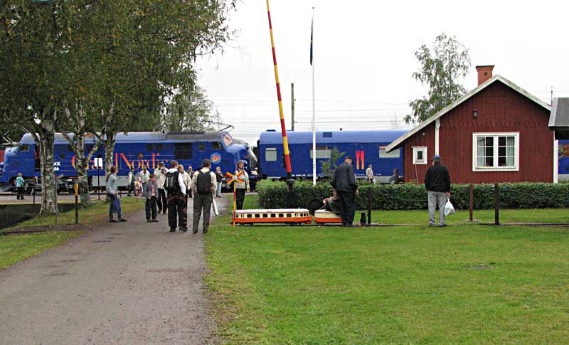  Miniatyrtget med modell av rlsbuss Y6 och banvaktsstugan Hoster i bakgrunden. Foto: Rolf Sten